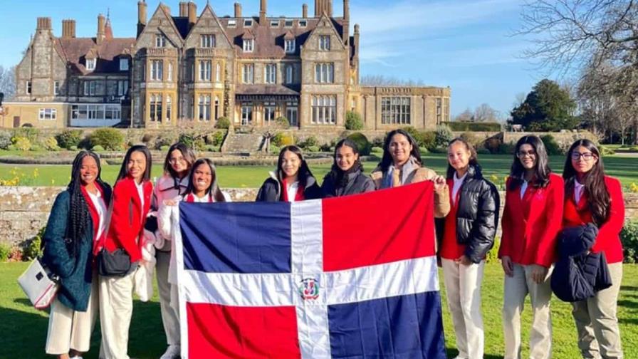 Alumnos del Saint Joseph School hacen historia en certamen académico en Londres