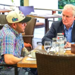 Senador de EE.UU. visita a salvadoreño deportado por error durante mandato de Trump