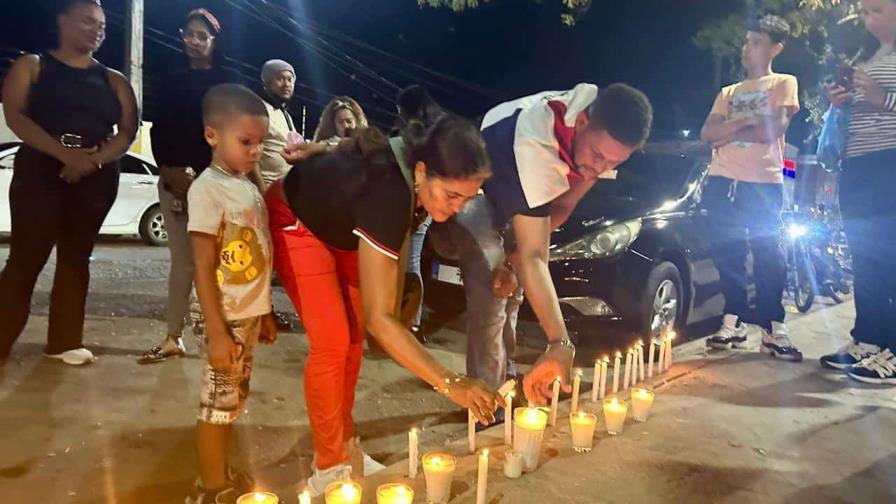 Comunitarios realizan vigilia en Higüey por accidente en la discoteca Jet Set