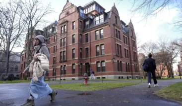 Trump ajusta el cerco y ordena otro recorte millonario a Harvard