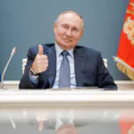 "Inspira respeto": El padre de Musk elogia a Putin
