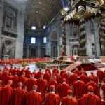 Cardenales que elegirán al papa vieron 'Cónclave' por esta razón