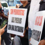 Periodistas marchan hacia el Palacio Nacional en defensa de la libertad de prensa