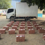 Incautan contrabando de cigarrillos oculto bajo piso falso de camión en Santiago Rodríguez