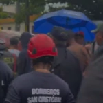 Niña de 13 años desaparece al caer en alcantarilla abierta en San Cristóbal; continúa búsqueda