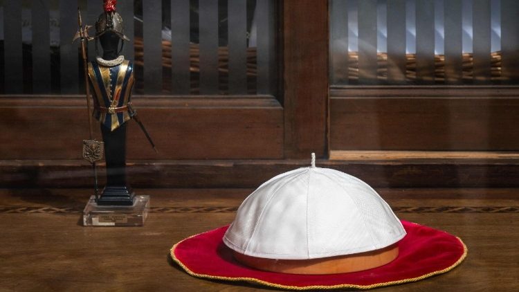 el solideo blanco del papa