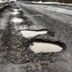 Radioescucha reclama paseo y arreglo por colocación de tuberías en carretera La Vega-Salcedo