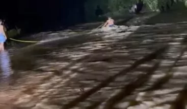 Video: Bomberos salvan a cuatro jóvenes atrapados por crecida de río en Hato Mayor