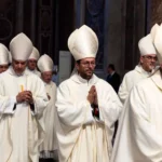 El Vaticano culmina novenario por el papa; se prepara para el cónclave