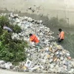 Acumulación de plásticos en el canal Ysura dificulta recuperación de un cuerpo en Azua