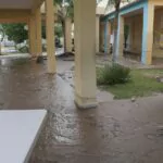 Solicitan intervención de las autoridades en una escuela de Mao por mala filtración del suelo