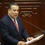 Renuncia el primer ministro de Perú un día antes de someterse a una censura en el Congreso