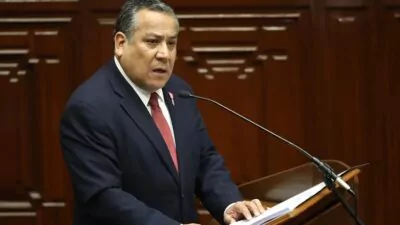 Renuncia el primer ministro de Perú un día antes de someterse a una censura en el Congreso