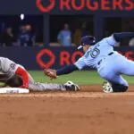 Kirk conecta sencillo decisivo en el 10m episodio y Azulejos remontan ante Boston en regreso de Giolito