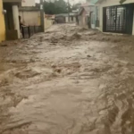 Cañada rompe pared y atraviesa escuela en Mao