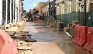Una tubería rota en El Conde crea un lago artificial, nadie aparece para controlarla