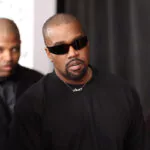 Kanye West asiste a juicio de Sean “Diddy” Combs para apoyar al magnate, pero impidieron su entrada