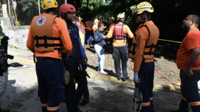 Continúa búsqueda de niña arrastrada por cañada en Villa Mella