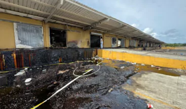 Demolerán nave incendiada en Merca Santo Domingo; comerciantes siguen a la espera de ayuda