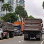 Denuncian camiones sin lonas cargados de materiales que lanzan piedras rompen vidrios y parabrisas de conductores