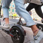 ¿Quén van a hacer con los que andan en patinetas eléctricas que se meten por donde quiera?, pregunta oyente