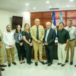 Arzobispo Francisco Ozoria realiza visita al director general de Migración