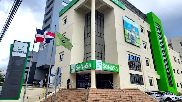 Abinader garantiza cobertura total de Senasa durante su mandato