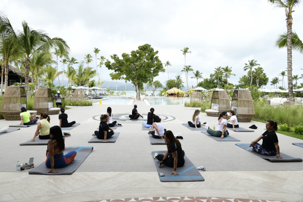 los invitados disfrutaron de una sesión de yoga al iniciar la mañana, a cargo de francisco abreu.